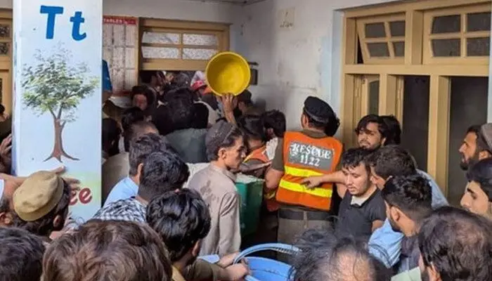 سقف یک مدرسه در پیشاور پاکستان ریخت / ۳۰ دانشآموز کشته شدند