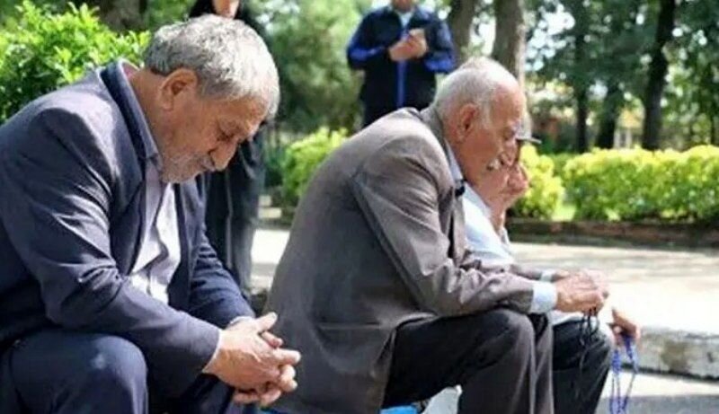 درخواست بازنشستگان از دولت: معوقات به ارزش روز پرداخت شود/ قیمت دلار ۷۲ درصد و طلا ۴۳ درصد در ۵ ماه بالا رفت؛ معوقات بازنشستگان بیارزش شد