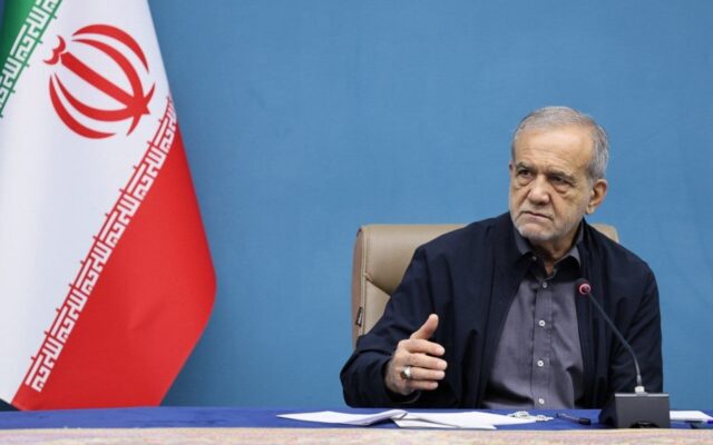 پزشکیان: خاک می‌خوریم اما خاک نمی‌دهیم