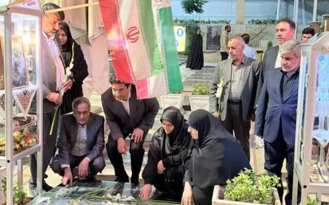 ادای احترام معاون تعاون و امور اجتماعی بنیاد شهید به مقام شهدا در کرمان