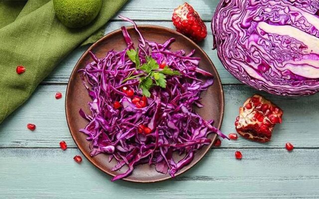 برای مهمانی پاییزی چه سالادی درست کنیم؟ دستور سالاد کلم و انار