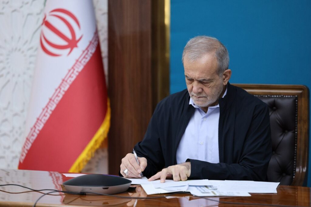 پیام تبریک پزشکیان در پی قهرمانی تیم ملی کشتی آزاد ایران در رقابتهای جهانی آمریکا/ فرمانده کل سپاه هم تبریک گفت