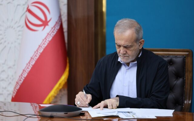 پیام تبریک پزشکیان در پی قهرمانی تیم ملی کشتی آزاد ایران در رقابت‌های جهانی آمریکا/ فرمانده کل سپاه هم تبریک گفت
