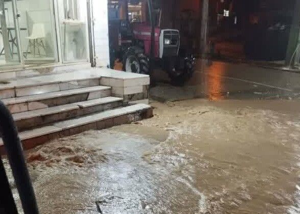 آخرین وضعیت سیل مینودشت؛ آب‌گرفتگی معابر و امدادرسانی به خودروهای گرفتار