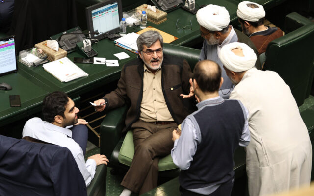 انتشار اسامی ۳۵ نماینده امضاکننده طرح استیضاح عراقچی در مجلس/ چند نماینده از ۳۰ نماینده تهران خواستار استیضاح هستند؟/ خودنمایی امضای تندروها