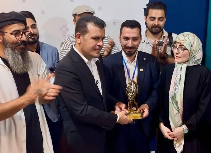 اقدام تحسین‌برانگیز معاون علمی رئیس‌جمهور در اصفهان؛ اهدای تندیس طلایی «شهر خلاق اردبیل» پس از پایان نمایشگاه