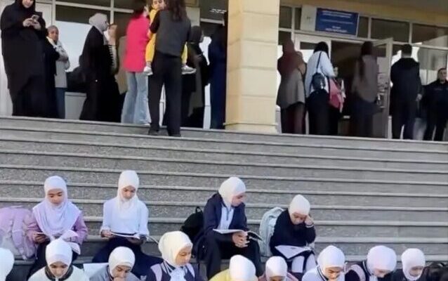 اشک دختران را در نیاورید | اوضاع آرام بود تا اینکه دولت بحران جدیدی خلق کرد | از نماینده زن مسلمان در بریتانیا تا ممنوعیت برای دختران محجبه در آذربایجان