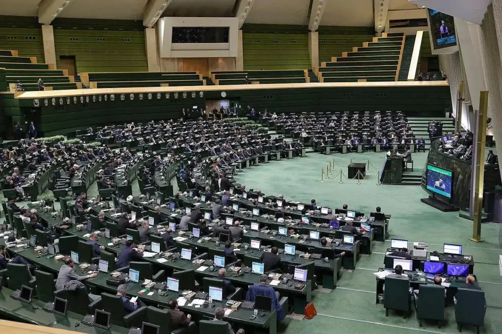نایب رئیس مجلس: وزرای پیشنهادی اطلاعات و دفاع تا پایان مهر به مجلس معرفی میشوند