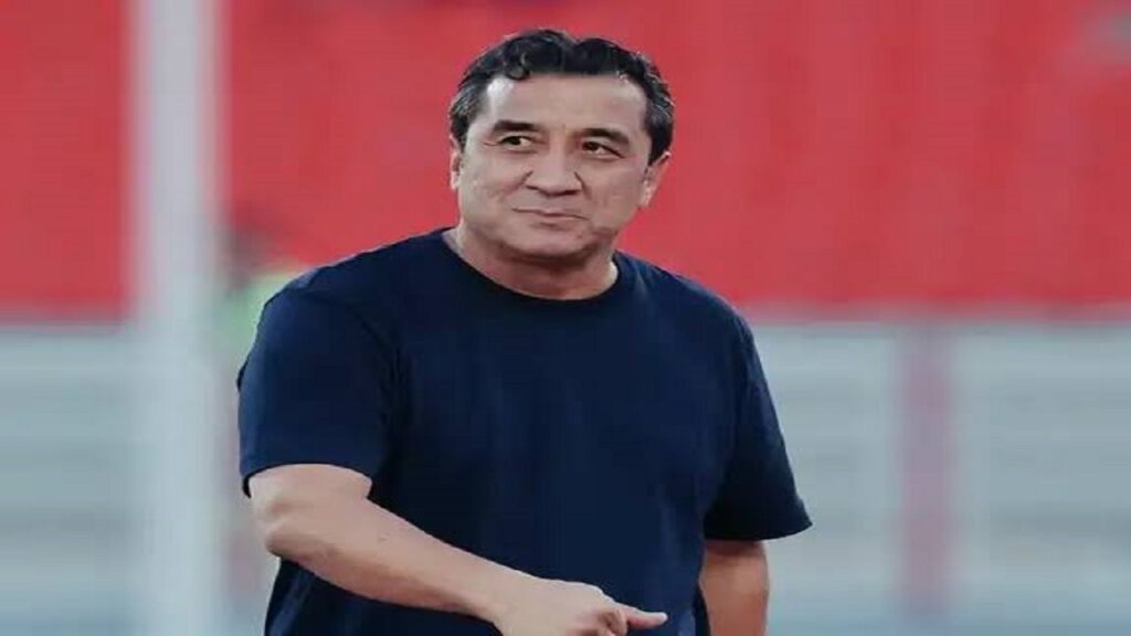 عزیزی: بعد از هفت ساعت به فرودگاه بغداد رسیده‌ایم/ نمی‌دانیم چگونه باید برای بازیکنان غذا تهیه کنیم + فیلم