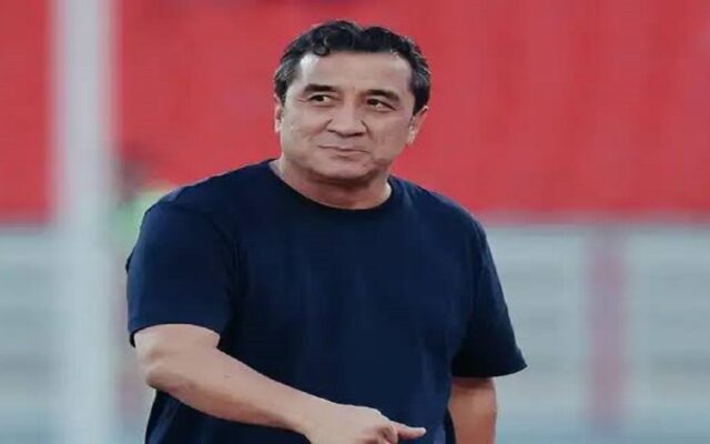 عزیزی: بعد از هفت ساعت به فرودگاه بغداد رسیده‌ایم/ نمی‌دانیم چگونه باید برای بازیکنان غذا تهیه کنیم + فیلم