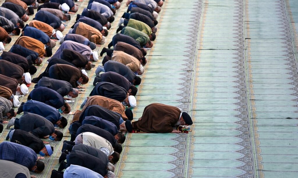 فتوای آیتالله خامنهای درباره تذکر به امام جماعت هنگام اشتباه در قرائت نماز