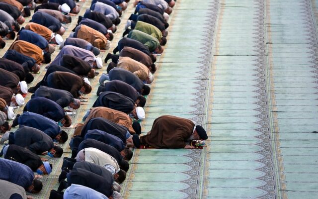 فتوای آیت‌الله خامنه‌ای درباره تذکر به امام جماعت هنگام اشتباه در قرائت نماز