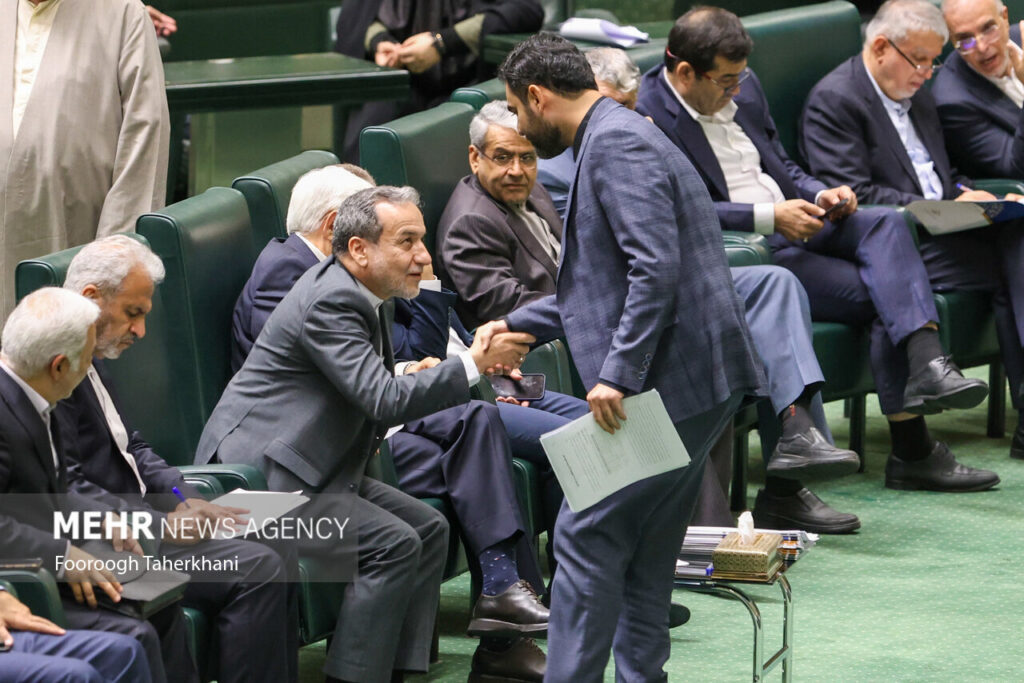 نگاه کاربران خبرآنلاین به استیضاح «عباس عراقچی»؛ از دفاع از وزیر امور خارجه تا حمایت از جبهه پایداری/ پای معیشت و شورای نگهبان هم به کامنتها باز شد!