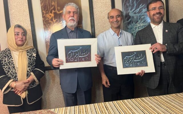 دیدار وزیر فرهنگ با استاد خوشنویسی شیراز؛ وزیر فرهنگ از آثار خوشنویسی استاد کریم‌پور بازدید کرد