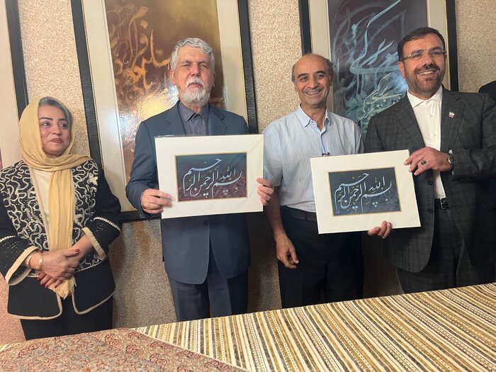 دیدار وزیر فرهنگ با استاد خوشنویسی شیراز؛ وزیر فرهنگ از آثار خوشنویسی استاد کریمپور بازدید کرد