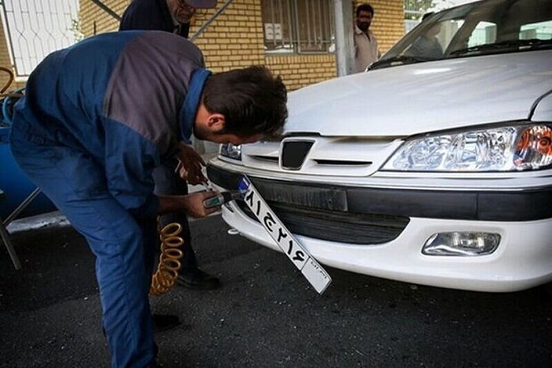 خودروهای بدون پلاک روی دست خریداران ماندند/ اولتیماتوم پلیس به خودروسازان و واردکنندگان/ اسامی متخلفان تا پایان مهر اعلام می‌شود