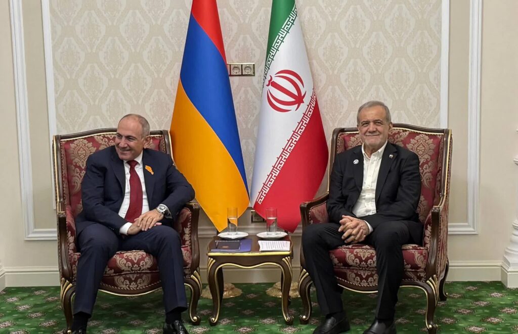 پزشکیان در دیدار با پاشینیان: ایران و ارمنستان به‌عنوان دو کشور همسایه باید بتوانند در حوزه‌های مختلف با یکدیگر تعامل و همکاری داشته باشند
