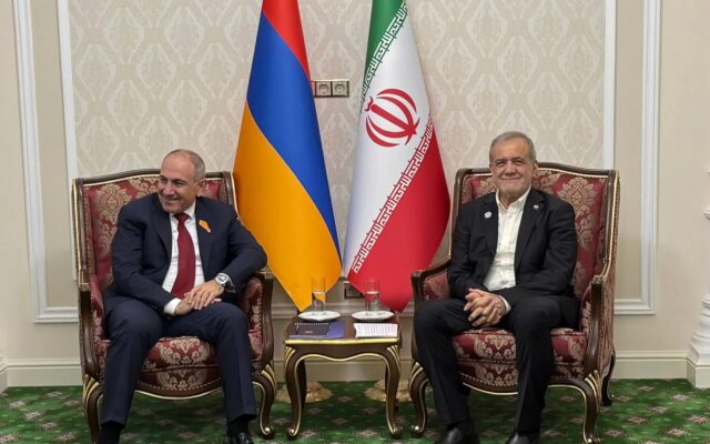 پزشکیان در دیدار با پاشینیان: ایران و ارمنستان به‌عنوان دو کشور همسایه باید بتوانند در حوزه‌های مختلف با یکدیگر تعامل و همکاری داشته باشند