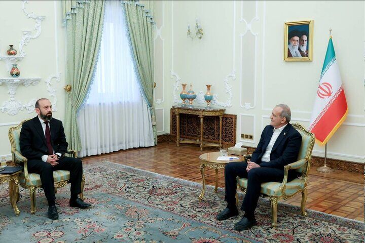 پزشکیان: هدف آمریکا ساقط کردن نظام جمهوری اسلامی ایران است/ با دشمنی که هر روز ترور و تهدید می‌کند مذاکره معنا ندارد