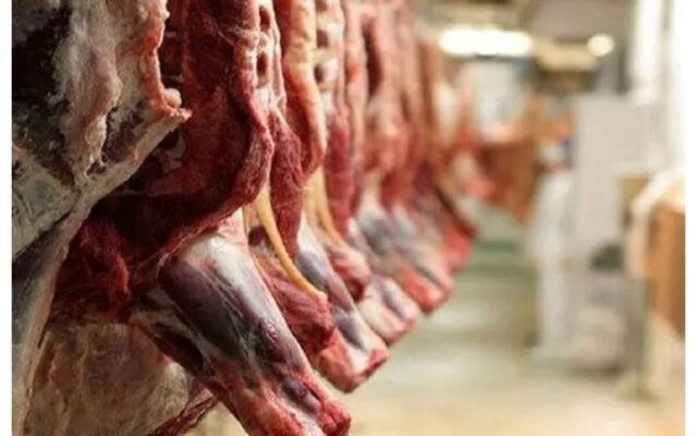 در بازار گوشت قیمت‌سازی شده است/ هر کسی به قیمت دلخواه خود گوشت قرمز را می‌فروشد