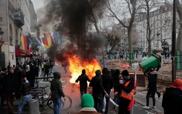 فرانسه در پی گسترش اعتراضات، احتمال منع آمدوشد را بررسی میکند