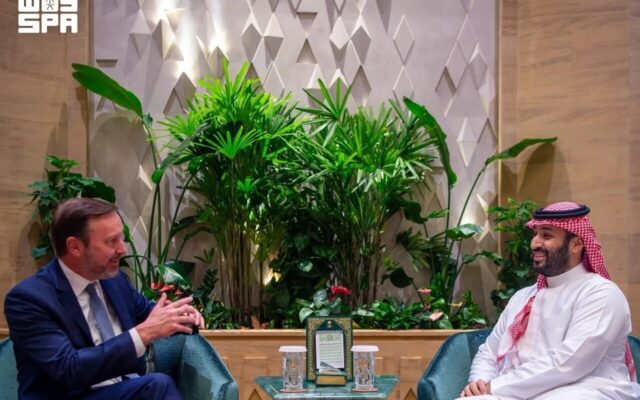 افشاگری سناتور منتقد جنگ از خسارات وارد شده به سفارت آمریکا در ریاض تا بحران گاز مایع در تنگه هرمز / جزئیات دیدار با بنسلمان و امیر قطر