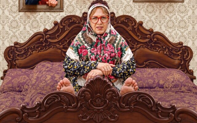 نجات مِهر سینمای ایران به مدد «زن‌پوشی» رضا عطاران در افتتاحیه استخر زنان/ سهم ۲۱۷ میلیاردی «خانوم‌والده» از فروش ۳۴۰ میلیاردی یک ماهه