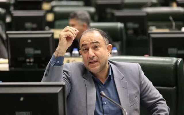 دولت باید افزایش حقوق کارمندان را با لایحه دنبال کند و شورای عالی کار را برای ترمیم دستمزد کارگران فرا بخواند/ توپ در زمین دولت است