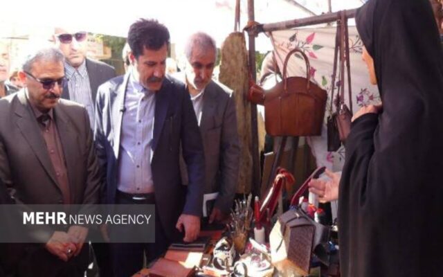 معاون رئیس‌جمهور از دهکده نساجی سنتی رویین اسفراین بازدید کرد