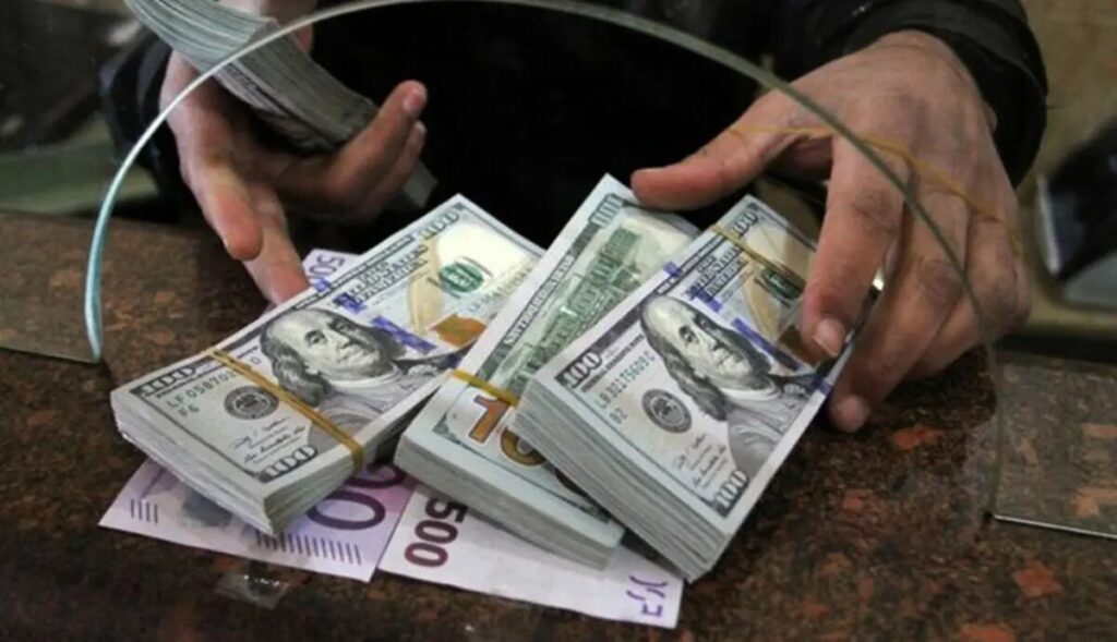 قیمت دلار حباب دارد/ چرا الان دلار نخرید، بهتر است؟