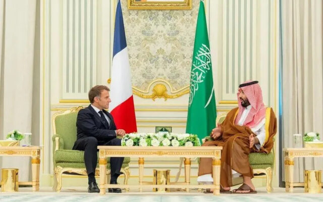 بن سلمان و مکرون در ریاض درباره تحولات منطقه‌ای و بین‌المللی رایزنی کردند / تأکید بر تقویت روابط راهبردی عربستان و فرانسه