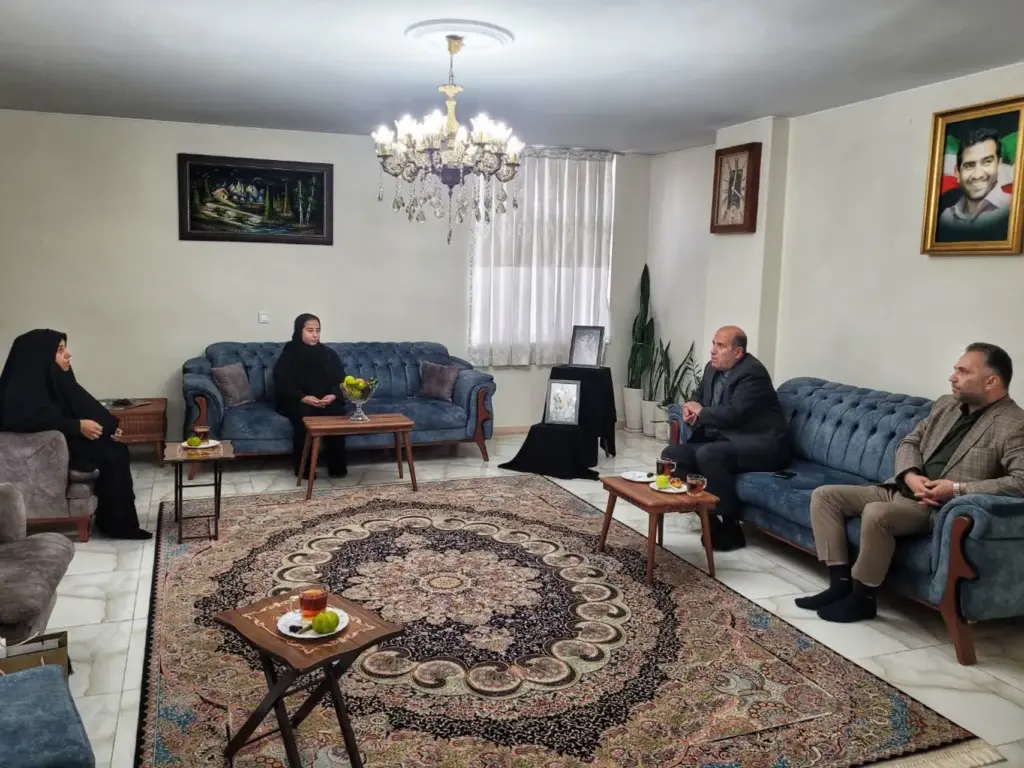 دیدار مدیرکل بنیاد شهید تهران بزرگ با خانواده شهید ابراهیم‌نژاد برنتی