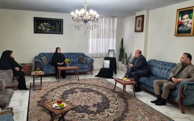 دیدار مدیرکل بنیاد شهید تهران بزرگ با خانواده شهید ابراهیم‌نژاد برنتی