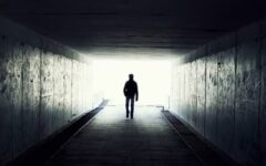 وقتی تنهایی، دنیا را تهدیدآمیزتر می‌کند