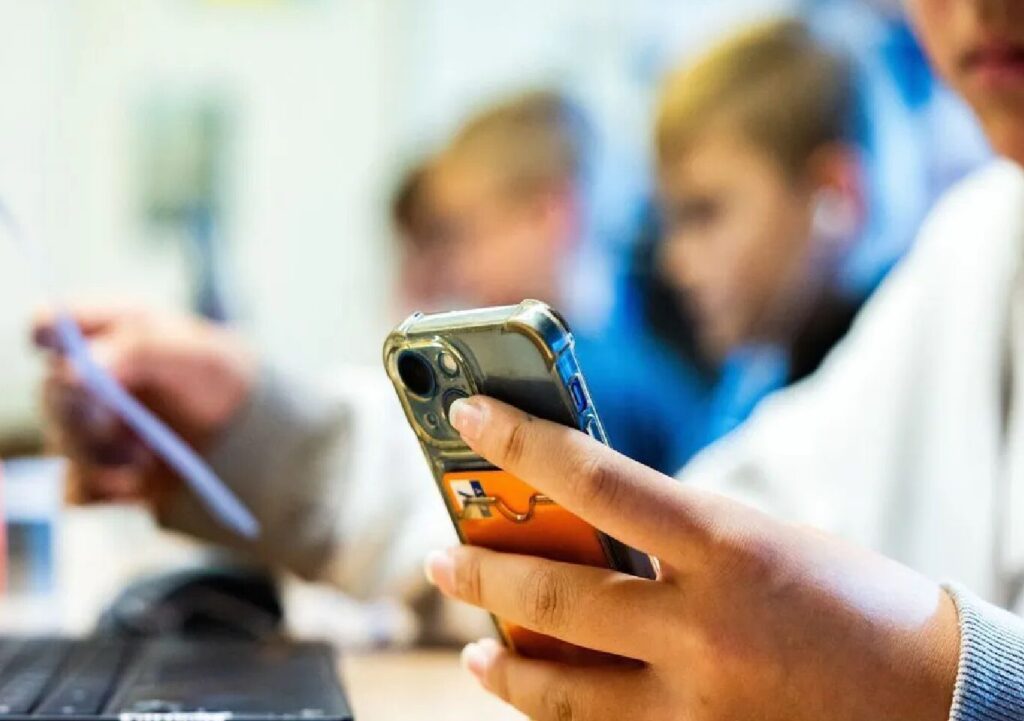 تشریح ضوابط استفاده از تلفن همراه در مدارس/ استفاده از موبایل در کلاس درس آزاد شد؟