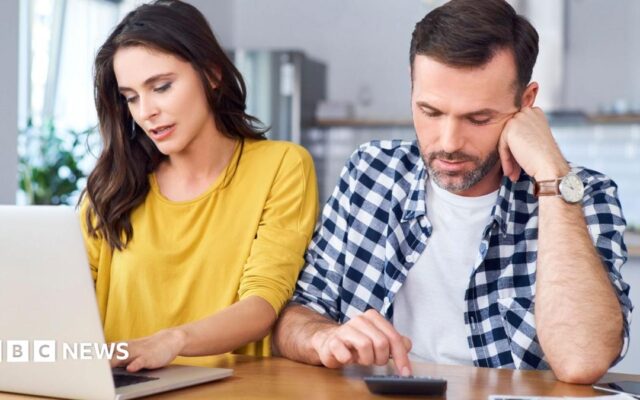 Home sellers cut asking prices on 3,000 properties a day