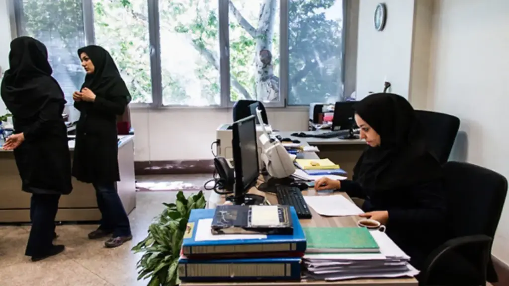 ضوابط رفتوآمد کارکنان ابلاغ شد/ دورکاری حداقل ۲ روز در هفته برای واجدان شرایط