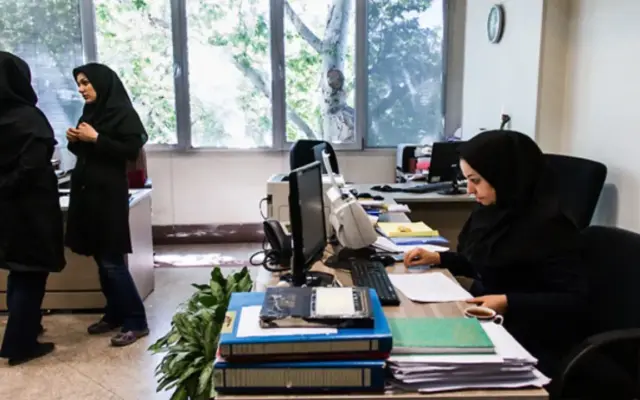 ضوابط رفت‌وآمد کارکنان ابلاغ شد/ دورکاری حداقل ۲ روز در هفته برای واجدان شرایط