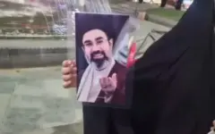 فیلم | پرچم‌گردانی طلاب مدرسه علمیه فاطمیه در میدان انقلاب شهرکرد