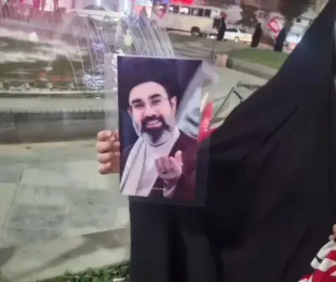 فیلم | پرچم‌گردانی طلاب مدرسه علمیه فاطمیه در میدان انقلاب شهرکرد