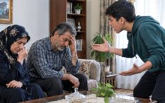 پیامبر اکرم (ص) درباره آزار والدین چه هشداری داده‌اند؟ سه پیامد سنگین در یک روایت