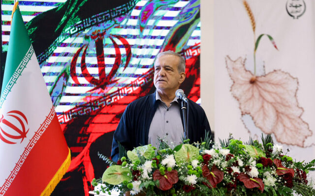 پزشکیان: بدخواهان گمان کردند بخش معیشت از هم می‌پاشد و بحران می‌شود/ حق با کسی است که سخن منطقی‌تری می‌گوید/ ایستادگی برابر سخن حق بالاترین ظلم است