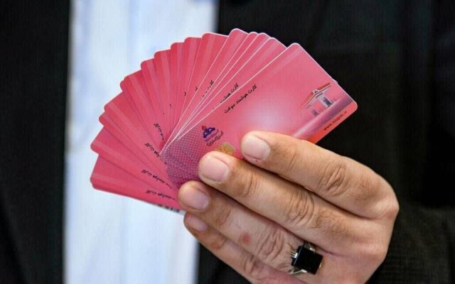 توقیف خودروی حامل سوخت قاچاق توسط پلیس؛ یک مخزن دست‌ساز جاساز شده و ۱۷۶ عدد کارت سوخت داشت