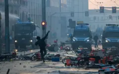 آتش اعتراض‌ها در کشور‌های اروپایی؛ استفاده گسترده از گاز اشک‌آور و ماشین‌های آبپاش علیه معترضان