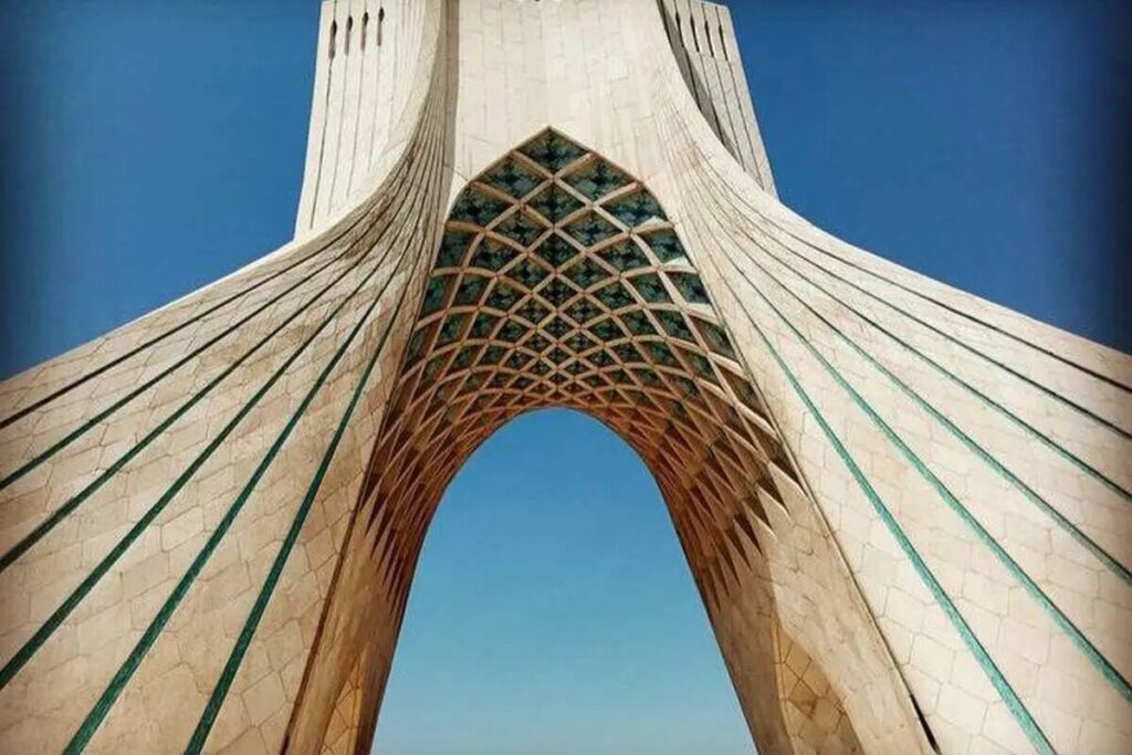 هشت‌ هزار تکه سنگ برج آزادی؛ تکنولوژی چطور به داد معمار جوان رسید؟