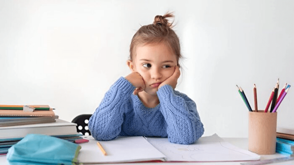 چگونه کودک غرق در بازی را پای درس بنشانیم؟
