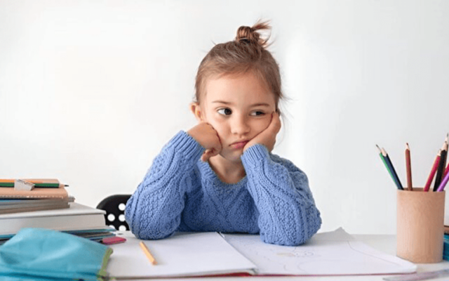 چگونه کودک غرق در بازی را پای درس بنشانیم؟