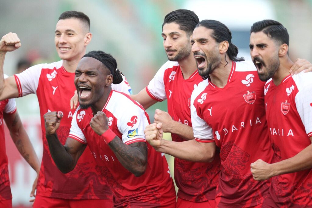پرسپولیس با برد برابر صنعت نفت به یک قدمی صدر جدول رسید