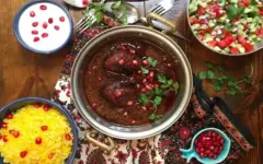 راز فسنجان گیلانی؛ وقتی طعم ترش انار با چربی گردو در دل باران‌های شمالی می‌رقصد!