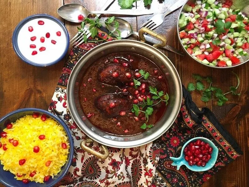 راز فسنجان گیلانی؛ وقتی طعم ترش انار با چربی گردو در دل باران‌های شمالی می‌رقصد!